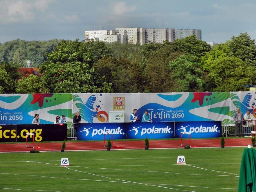 Osiedle Zakole widziane ze stadionu lekkoatletycznego im. Wiesława Maniaka.
