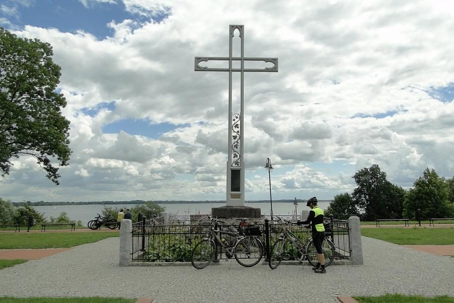 Dzisiaj stoi w tym miejscu krzyż i roztacza się piękny widok na jezioro