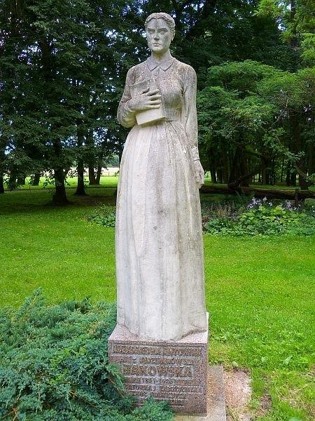 Pomnik Aleksandry Bąkowskiej (wygląda dosyć groźnie :))