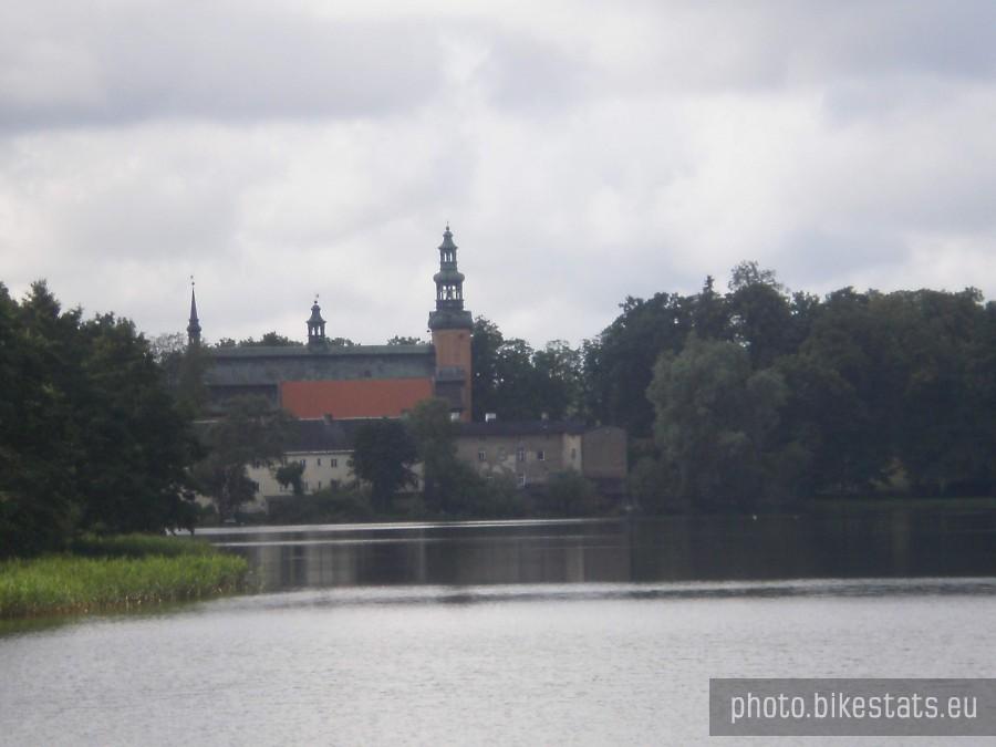 Jezioro Klasztorne Małe w Kartuzach. W tle Kolegiata pod wezwaniem Wniebowzięcia Najświętszej Maryi Panny