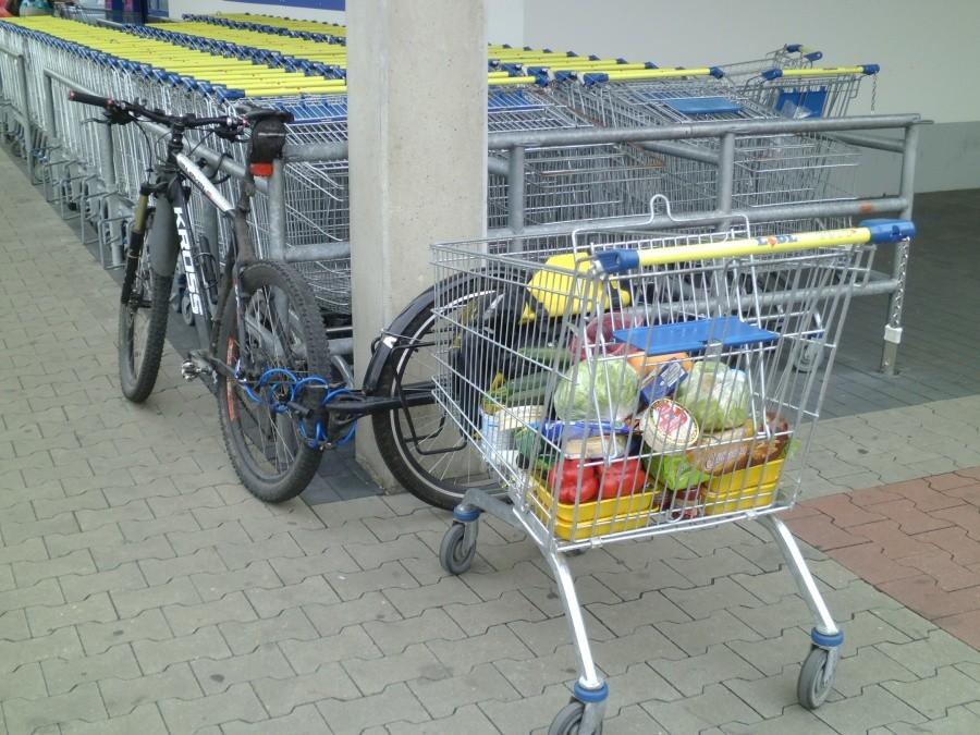 Lidl w Dąbrowie Górniczej - załadunek sakw.