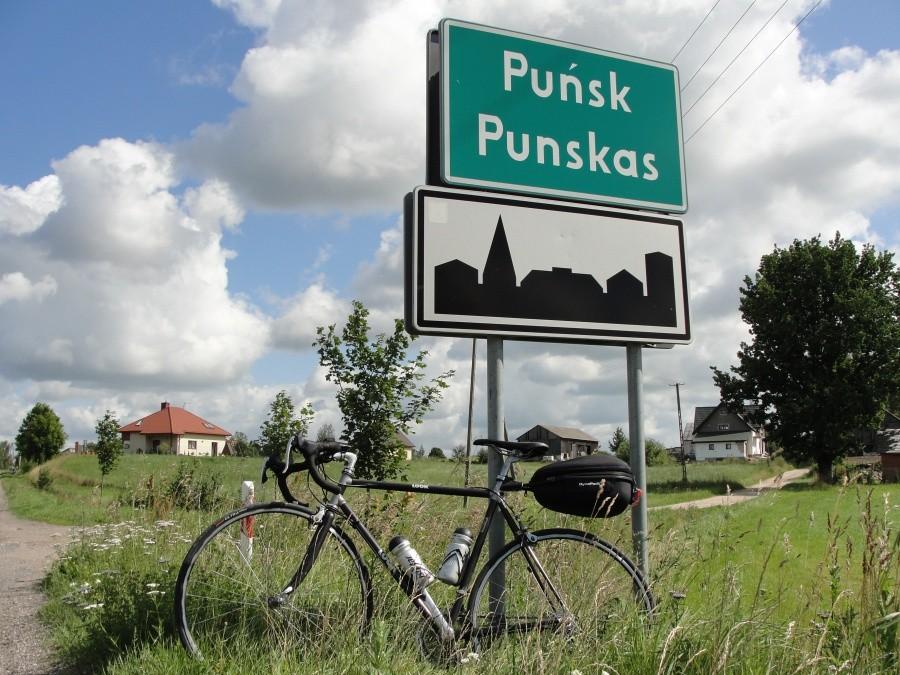 Puńsk. W okolicy mieszka sporo litwinów, stąd dwujęzyczne tablice z nazwą miejscowości.
