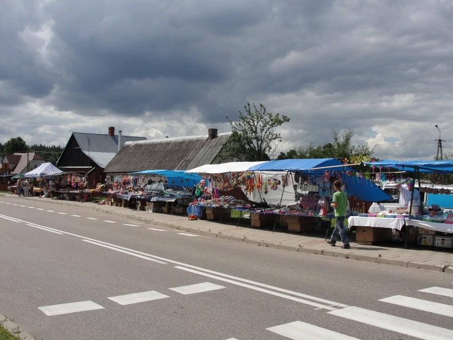 stragany pod kościołem po drugiej strony drogi