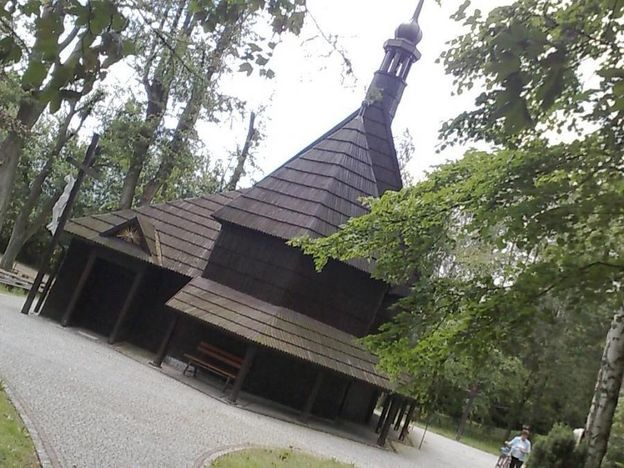 Drewniany kościołek w okolicy Pietrowic Wielkich