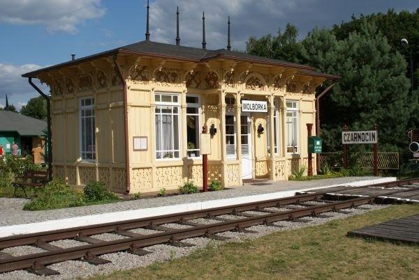 zabytkowy budynek dawnej poczekalni z przystanku Czarnocin, dawniej Wolbórka z 1896r.