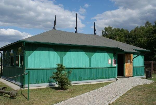 budynek dawnej świetlicy z nieistniejacej już kolonii leptniej w Wąwale z lat 20 XX wieku