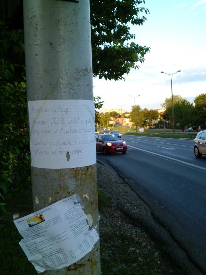 Na słupie sygnalizatora przy Auchan - Miłość ?