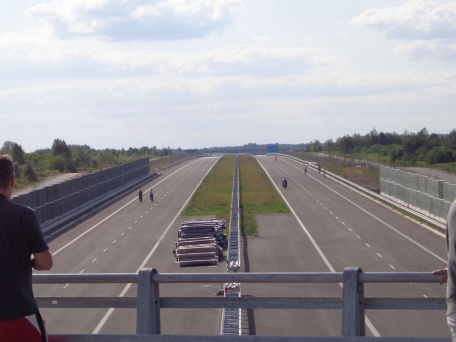 a niby po autostradzie nie wolno jeździć jeszcze..a tu motor..rower..piesi