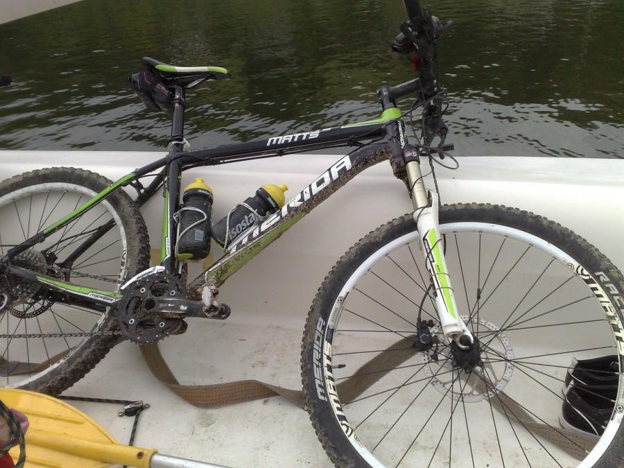 Rower na łodzi powrót wodą