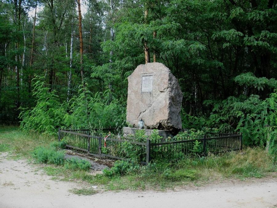 Warka - pomnik koło Leśniczówki Winiary