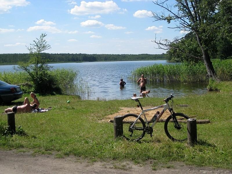 Jezioro Wronczyńskie Duże - dzika plaża we Wronczynie