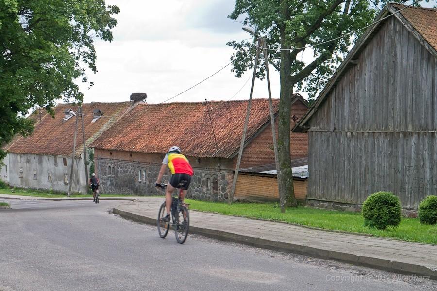 przez Nakomiady przemknęło kilku rowerzystów