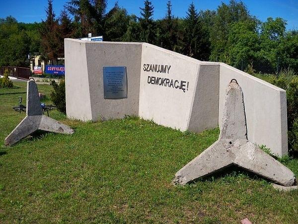 Szanujmy Demokrację - pomnik na granicy Łomianek i Warszawy