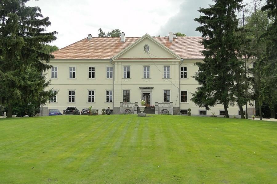 Pałac w Nakomiadach od frontu
