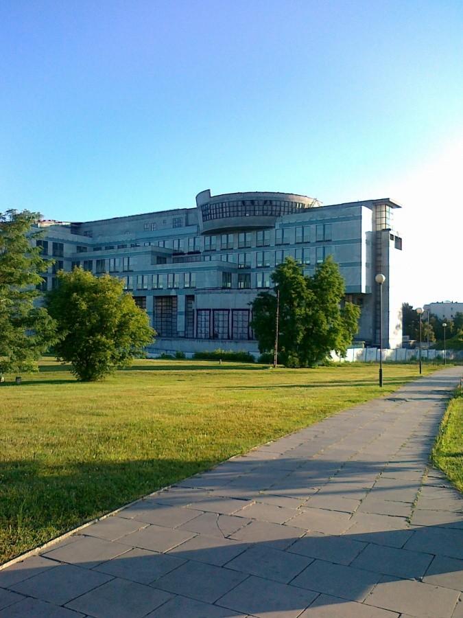 Niszczejący budynek, właściwie już ruina