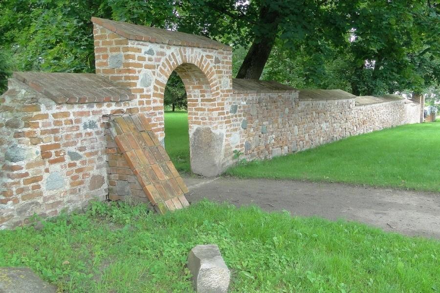 Stary płot pałacowy