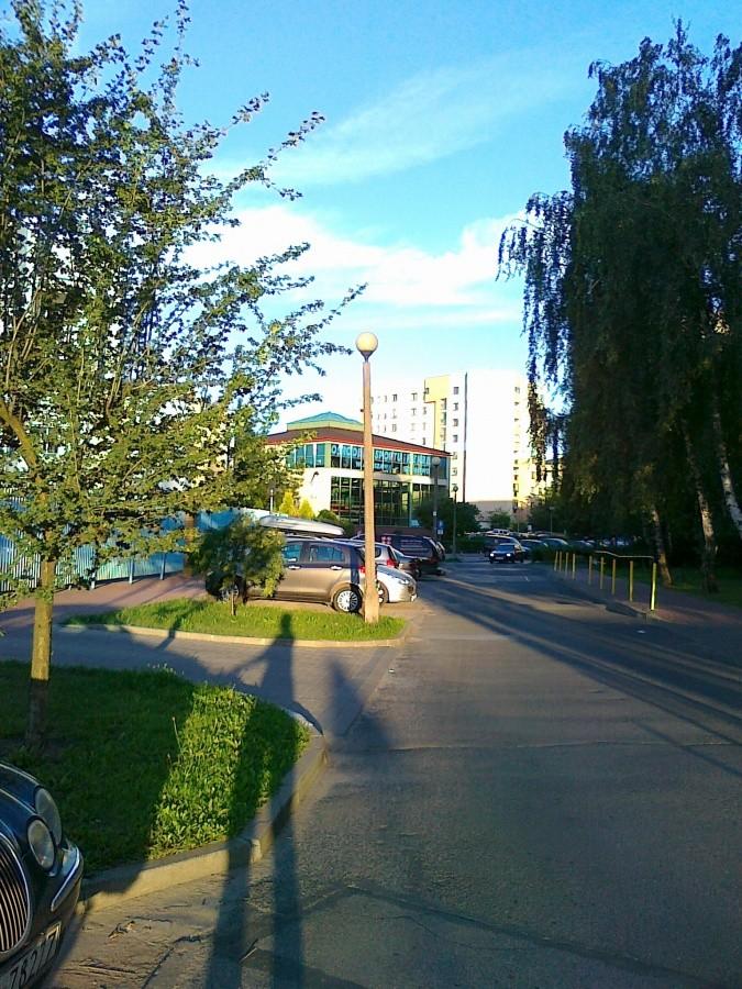 W głębi budynek basenów przy Oławskej