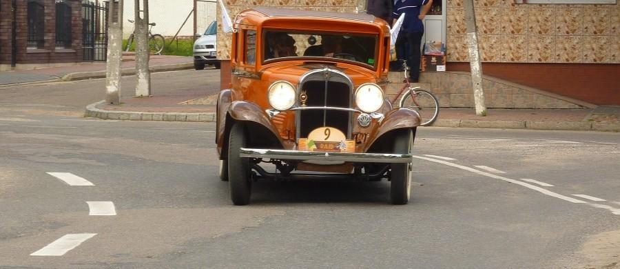 W Nowym Mieście mija nas rajd pojazdów zabytkowych. Na zdjęciu Willys Overland z 1929 r.