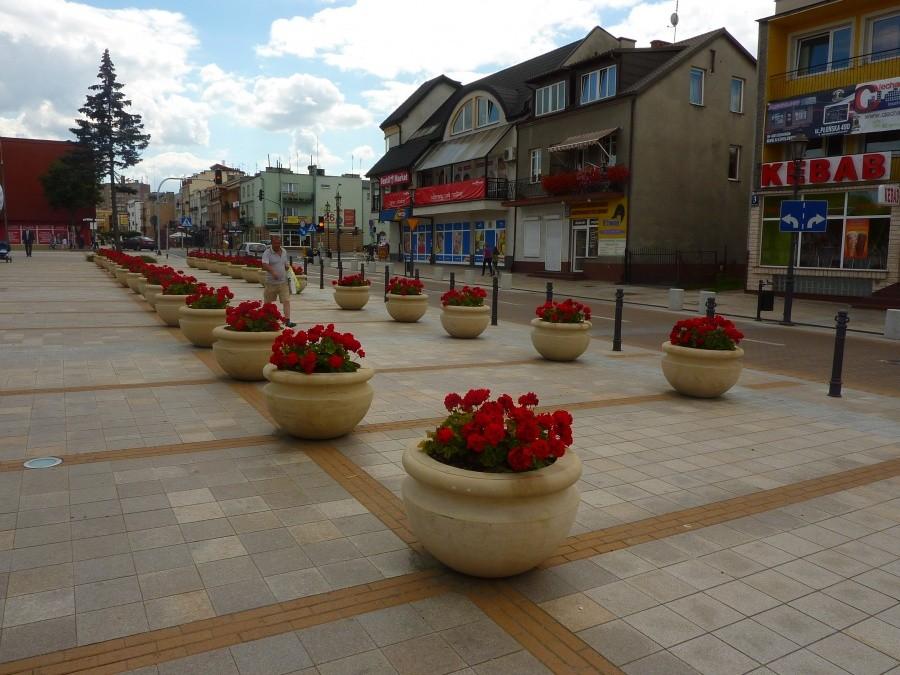 Zadbany rynek w Ciechanowie i miejsce gdzie sprzedają nieświeże kebaby