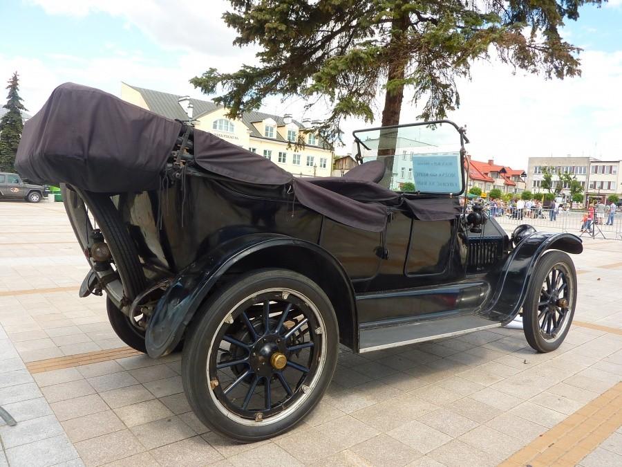 Stary Buick... w tym modelu zafascynował mnie sposób wymieny kół. Odkręca się śrubami oberęcz z ogumieniem i wymienia tylko to bez konieczności ściągania całego koła