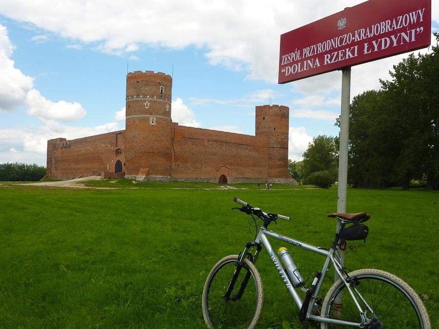 Ciechanowski Zamek leży nad urokliwą rzeczką