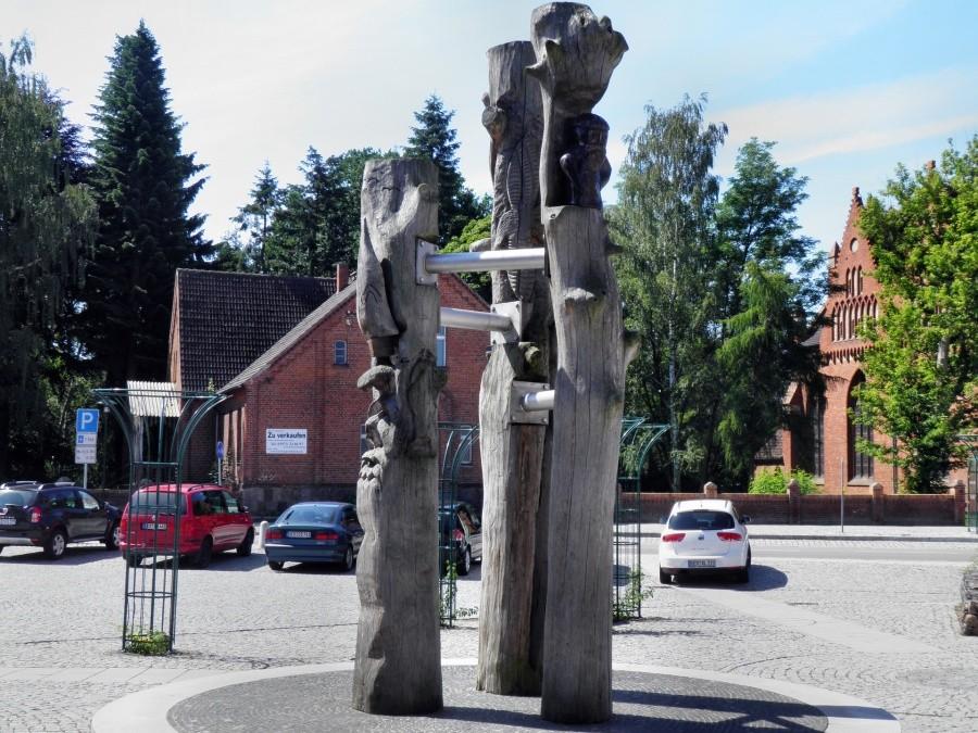 Interesujące wykorzystanie pni drzew w centrum miejscowości Eggesin.