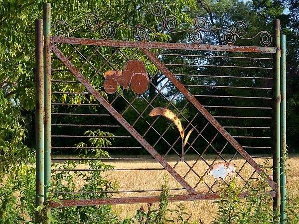 Szyld, chyba dawnego PGR-u w Ordonie