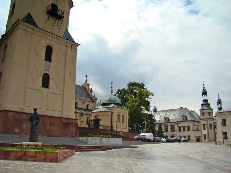 Kielce. Wzgórze Zamkowe: dzwonnica, bazylika katedralna i Pałac Biskupów