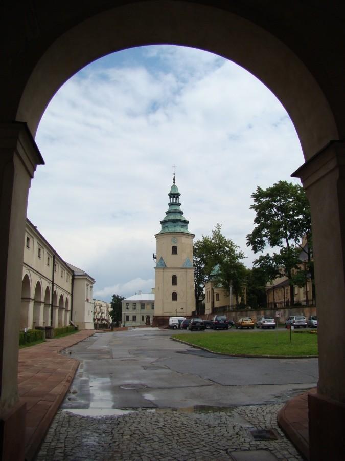 Plac Zamkowy w Kielcach. W tle dzwonnica i bazylika