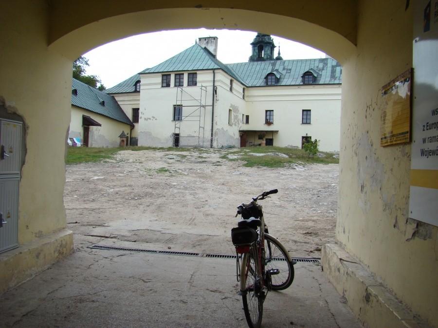 Remontowany dawny klasztor bernardynów na Karczówce w Kielcach. Obecnie po opieką księży pallotynów