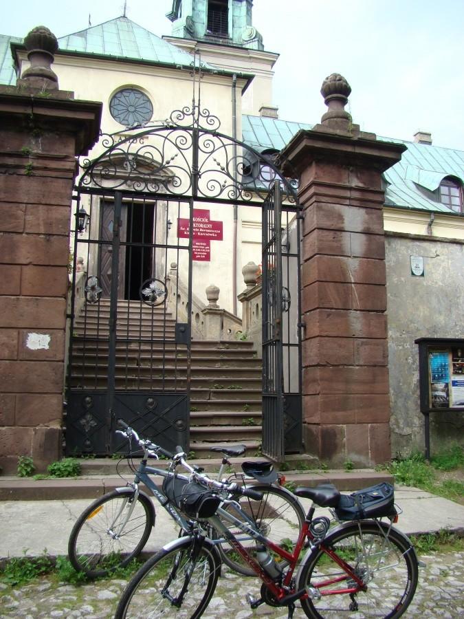 Przed kościołem na Karczówce w Kielcach