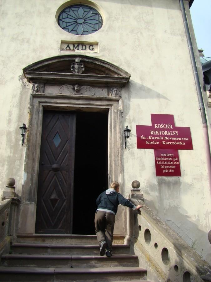 Wejście do kościoła na Karczówce w Kielcach