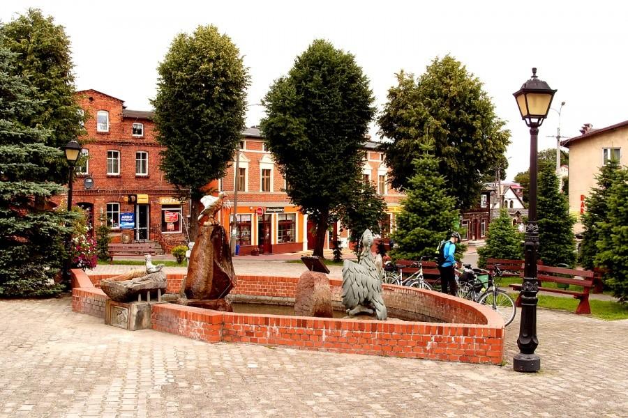 Skwerek z fontanną w Skórczu