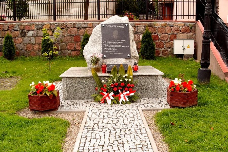 Tablica upamiętniająca wizytę Lecha Kaczyńskiego w Skórczu
