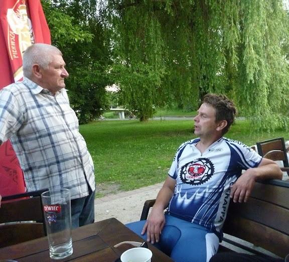 Dosiadł się Piotrek (pierwszy z prawej)