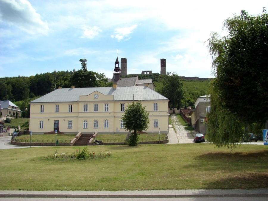 Chęciny - ratusz, kościół św. Bartłomieja i zamek królewski