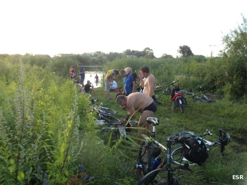 Bractwo rowerowe po kąpieli w Nogacie