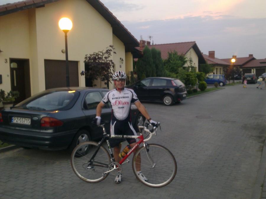 Dzielny Maciek z poczciwą szosówką.