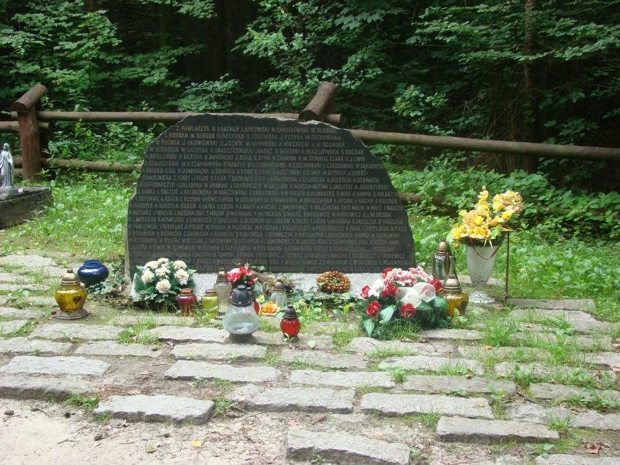 Warszawa 2012 pomnik ku czci ofiar katastrofy lotniczej.