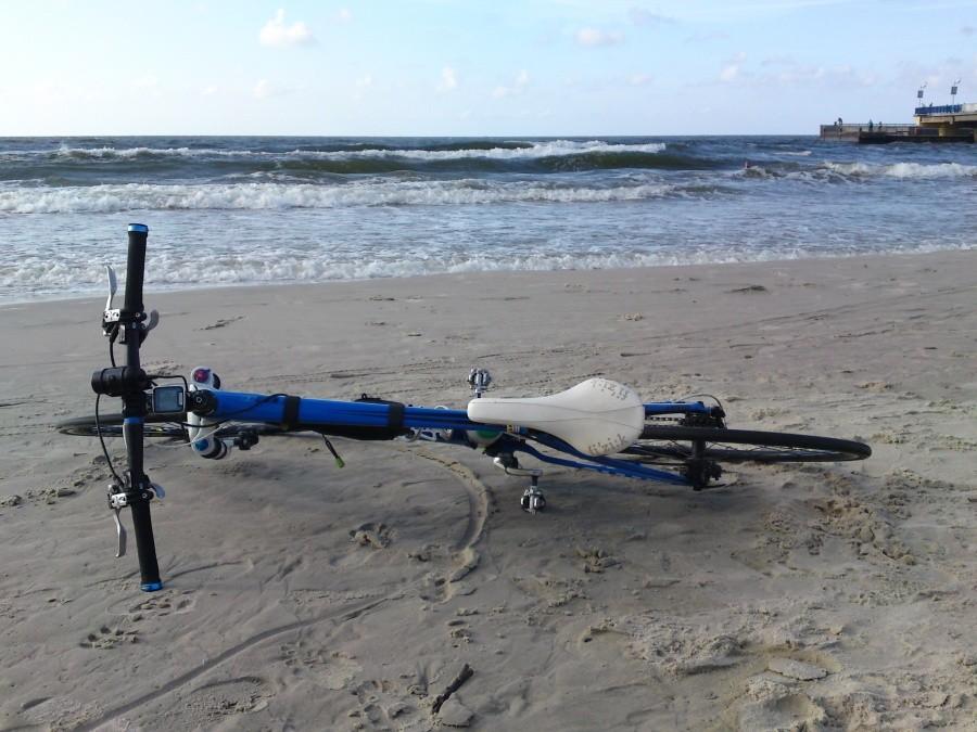 Rower na zasłużonym odpoczynku - plażuje