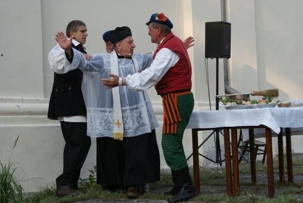 mieszkańcy postanowili ukryć księdza przed Rosjanami, którzy mieli lada moment się zjawić