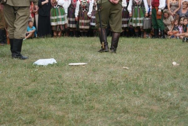 jeden z nich zdenerwował się bardzo i wyrzucił święconkę na ziemię