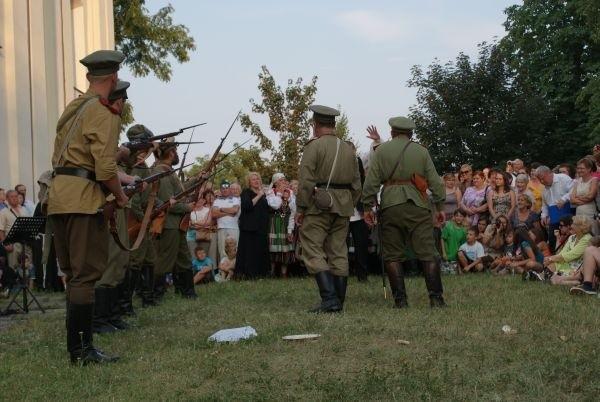 postanowili wziąść zakładnika, jednego z mieszkańców, zamiast księdza