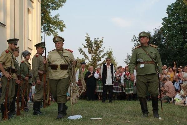 chcieli zakładnika ukrzyżować