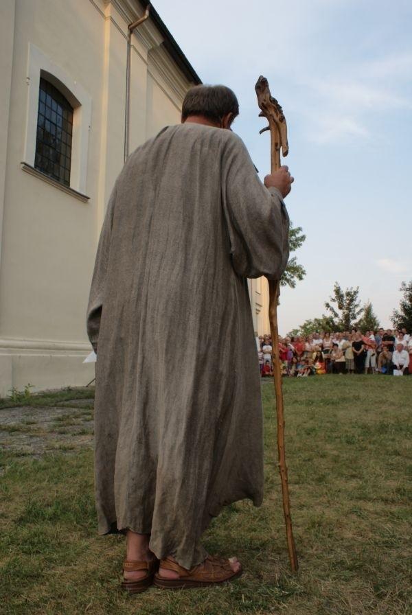 bardzo mi się spodobała suknia narratora :)