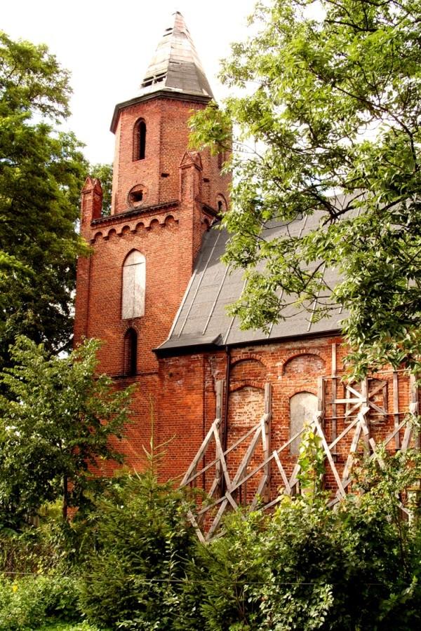 Ruiny kościoła pw. Św. Szymona i Judy Apostołów w Gnojewie