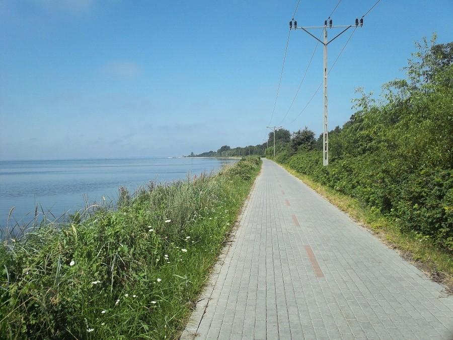 Ścieżka wzdłuż brzegu Zatoki Puckiej