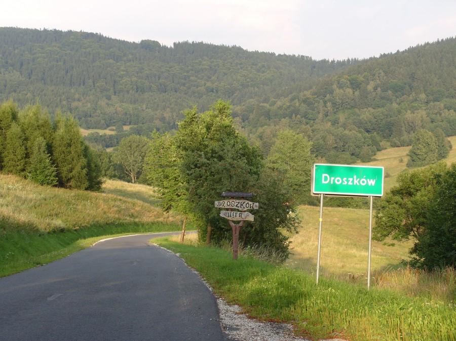 Lubię te pierwsze serpentynki zjazdem do Droszkowa.