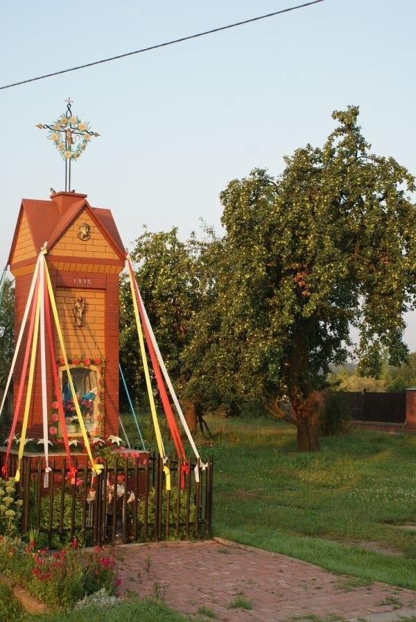 kapliczka i jabłonie we Wiadernie
