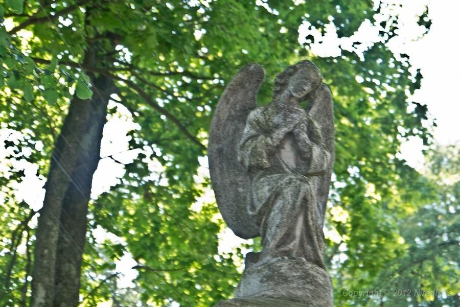 figurka na kościelnym murze
